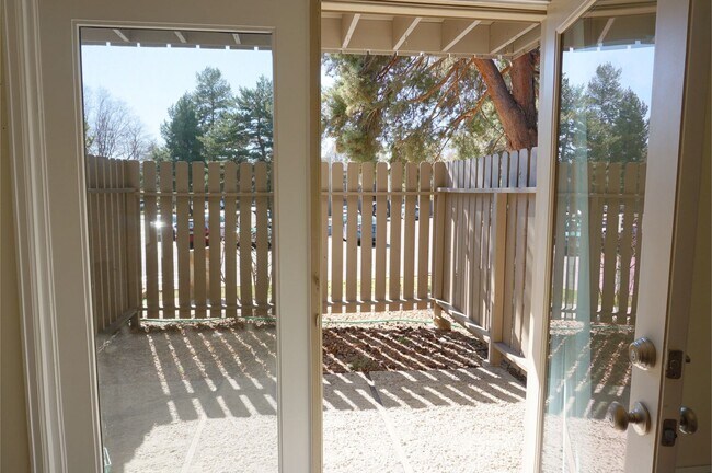 Building Photo - Adorable 1st floor 2 bedroom 1 bath condo ...
