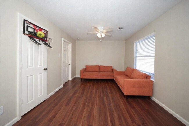 Building Photo - 6423 Austinville Dr