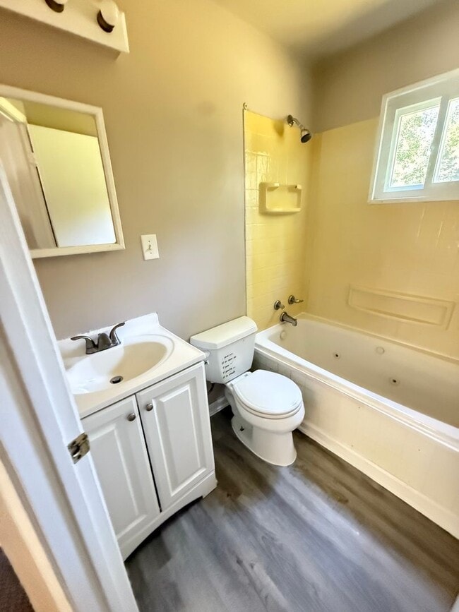 Building Photo - 3 BEDROOM HOME IN WARREN