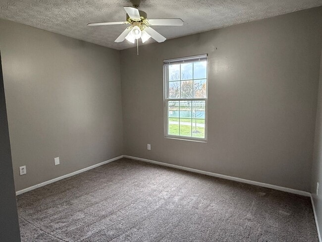 Building Photo - Charming 3 bedroom, 2.5 bath home located in Lehner Woods