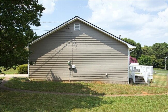Building Photo - 374 McGiboney Rd