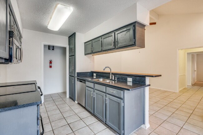 Building Photo - 6913 Sierra Dr