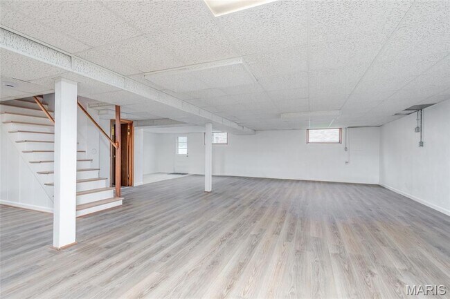 Building Photo - 9715 Grantview Dr