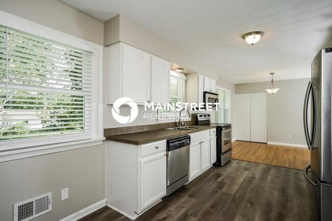 Building Photo - 3 Bedroom Pet-Friendly Home in LOUISVILLE, KY with Main Street Renewal