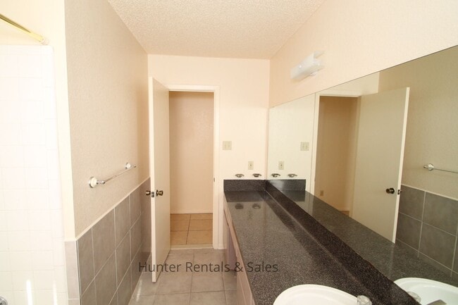 Building Photo - Winfield Estates!