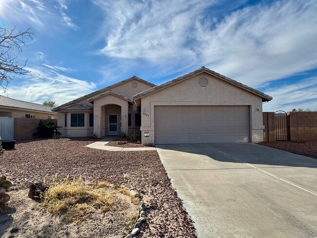 Building Photo - Don't miss this beutiful home with a  pool and mountain views