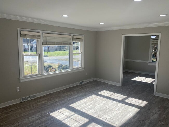 Building Photo - Settle in to this beautiful 3 bed 3 bath i...