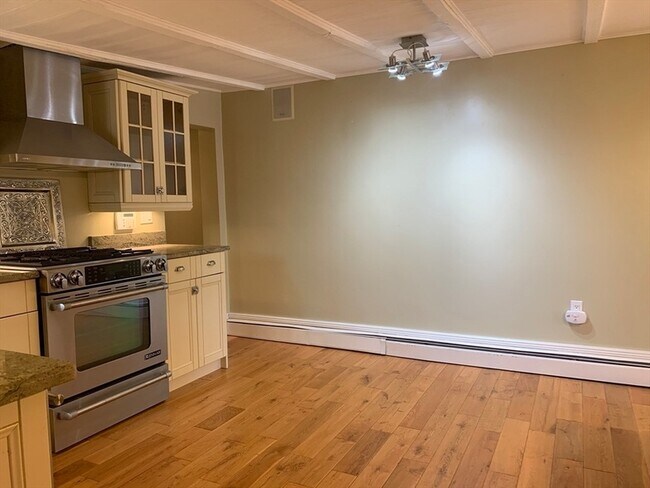 Building Photo - 10 Salem St Ave