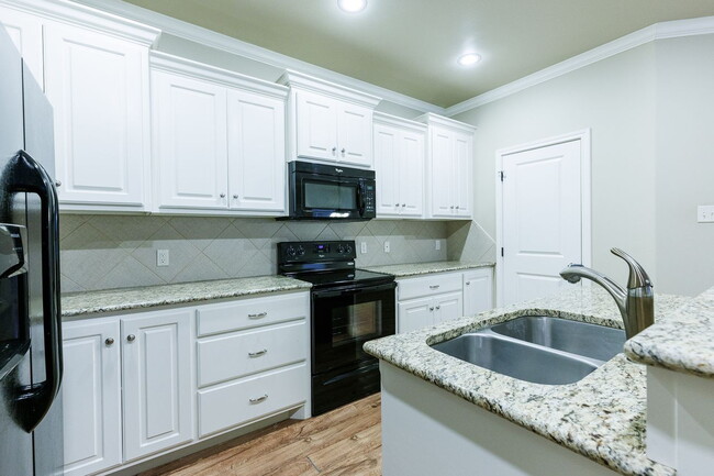 Building Photo - Beautiful, Spacious Duplex in South Lubbock