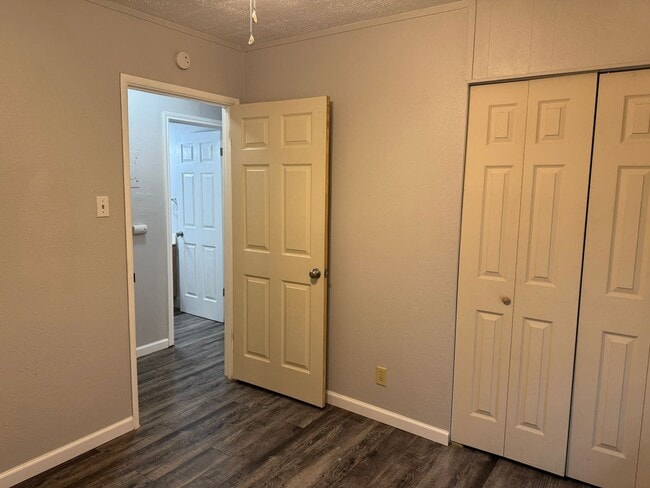 Building Photo - 245 Northview Dr