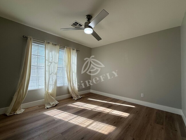 Building Photo - 6100 W Audrey Ln