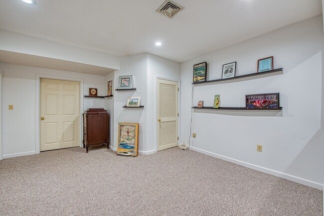Building Photo - 28 Gaslight Ln