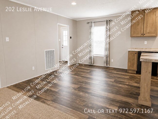Building Photo - 202 Leslie Ave