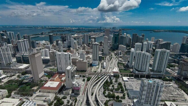 Building Photo - 10 SW South River Dr