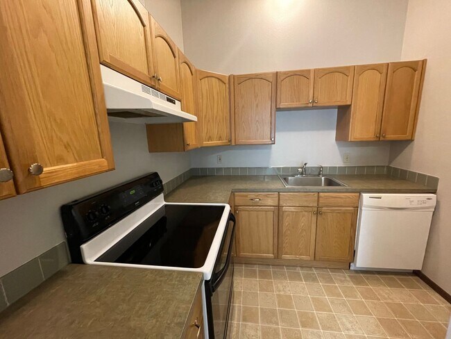 Building Photo - Spacious 2 Bedroom in Idyllic Location