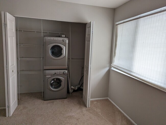 Building Photo - 3639 Kenbrooke Ct