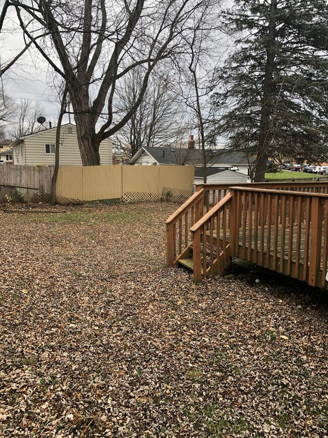 Building Photo - 1096 Silvercrest Ave