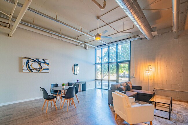 Building Photo - 1260 E University Dr