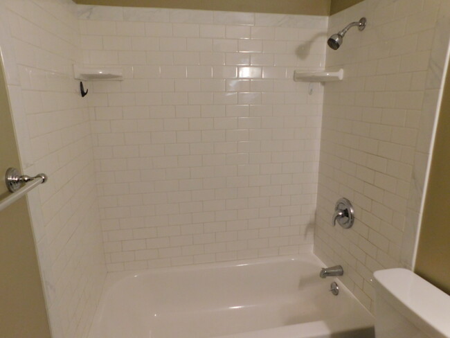 Full Bath - 1378 Merritt Cir