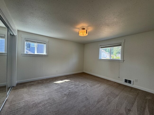 Building Photo - 2-Bedroom, 1-Bath Home with Spacious Layou...