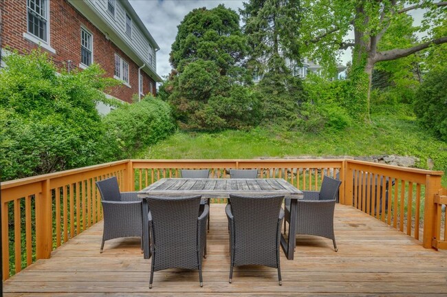 Building Photo - Heathcote Hill neighborhood 3 Bedroom 2 Ba...