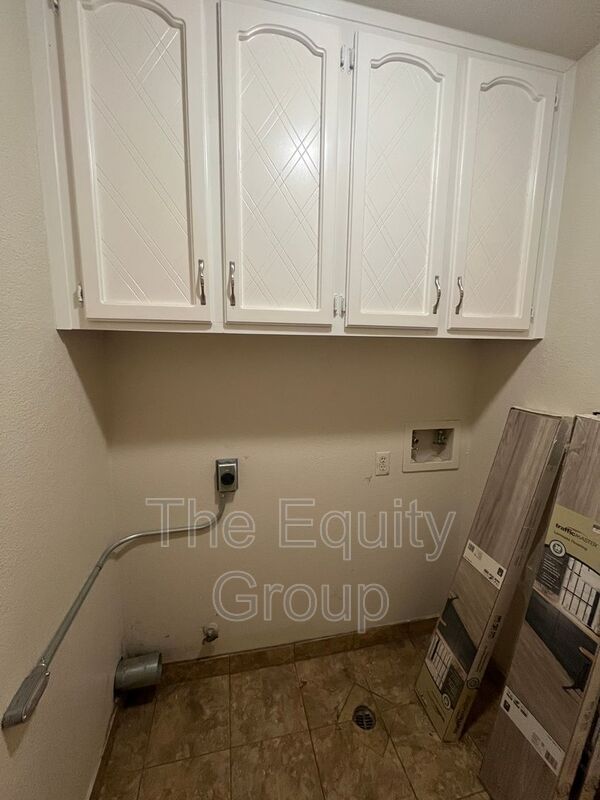 Building Photo - 143 N Simon St