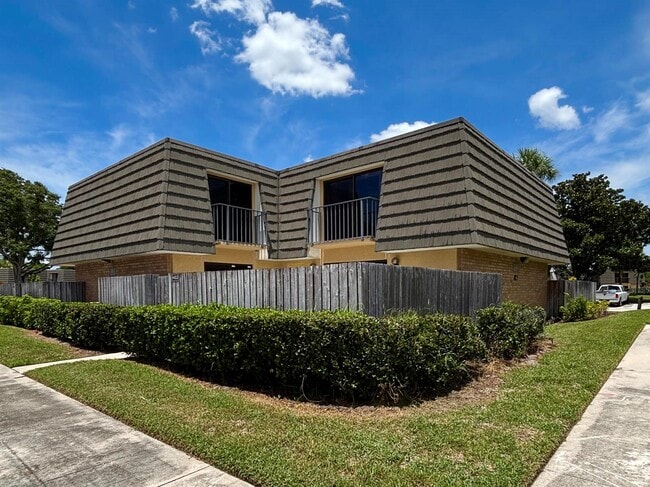 Building Photo - 1402 14th Way