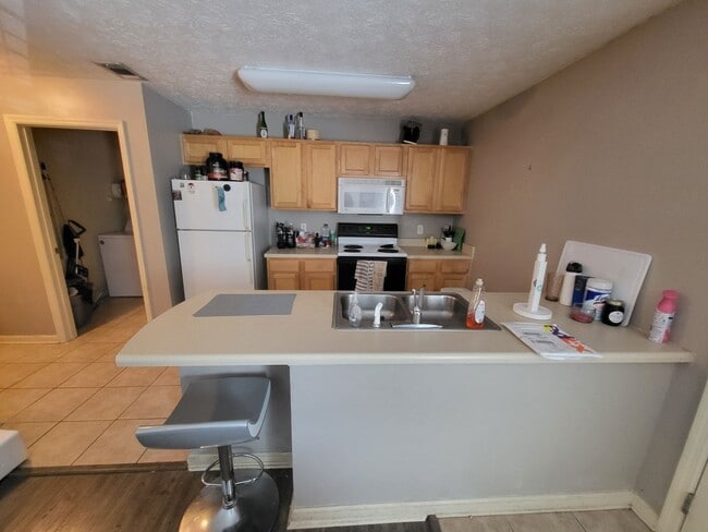 Building Photo - Available for Short Term or Long Term Lease!