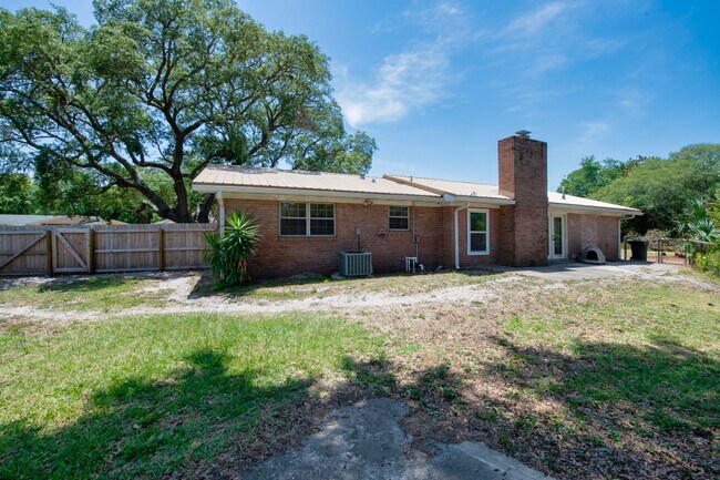 Building Photo - 111 Bayshore Ct NE