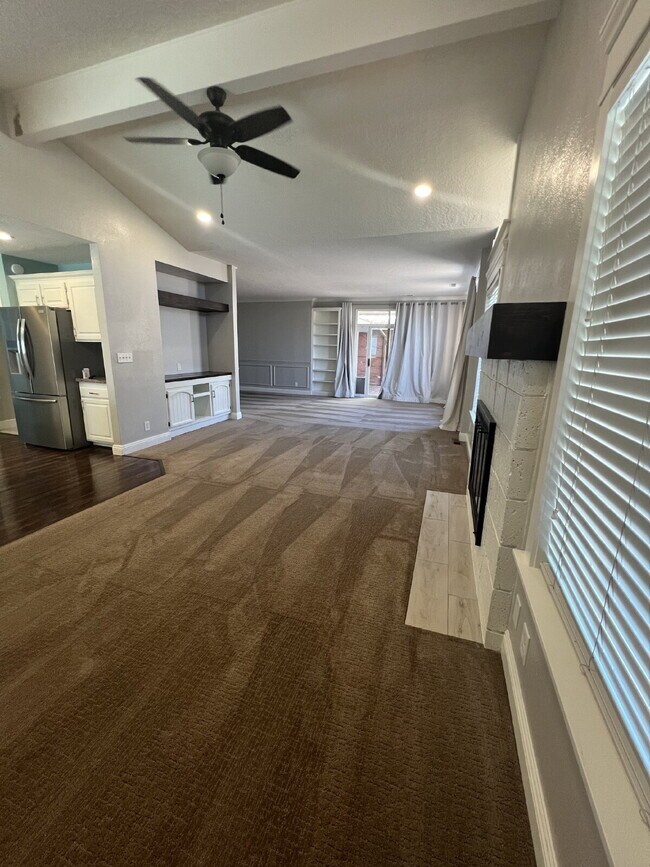 Building Photo - "Spacious 4-Bed Oasis with 3.5 Baths in Charming St. George!"
