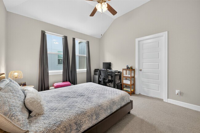 Building Photo - 11911 Briarwood Hill Way