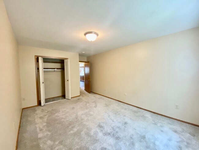 Building Photo - Cozy 2 Bedroom, 1 Bath Apartment with Balc...