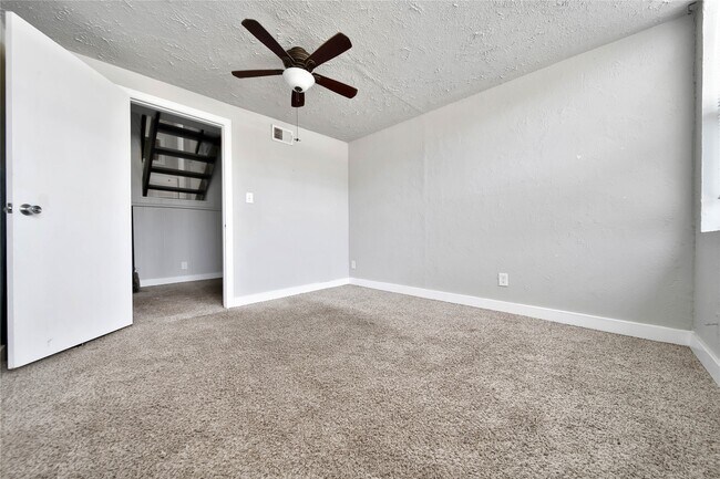 Building Photo - 28 Lakeway St