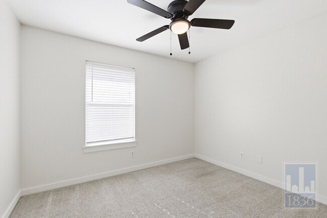 Building Photo - 1308 Southport Dr