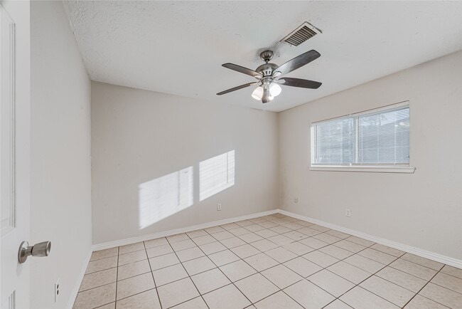 Building Photo - 2021 Kingsdale Dr