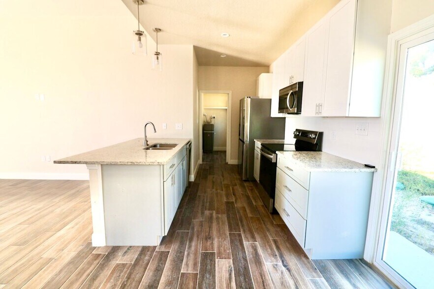 Building Photo - 2519 Golf Dr