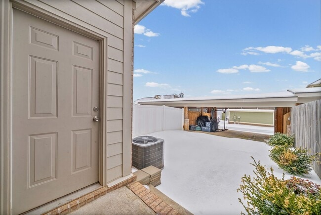 Building Photo - Modern Living in the Heart of Pleasant View Village!