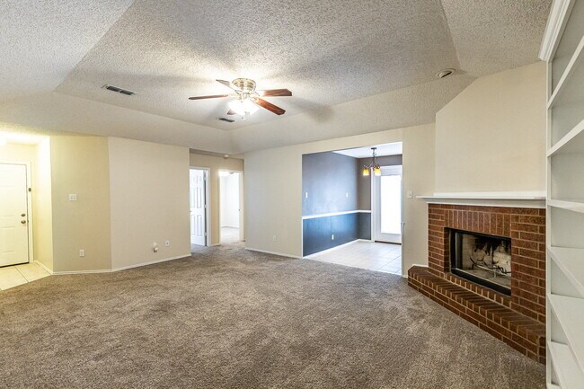 Building Photo - Beautiful House with Extra Room!
