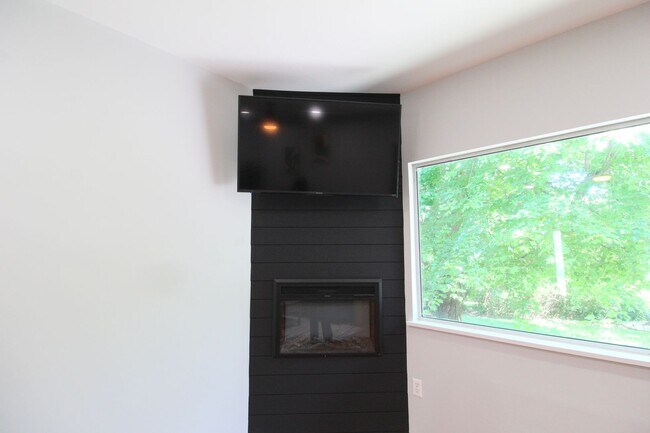 Building Photo - Bright & Spacious 2-Bedroom Home in Massanutten