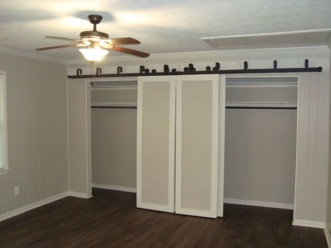 Building Photo - Renovated 4 bedroom available now to rent!