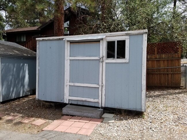 Building Photo - Large 2 Bedroom!