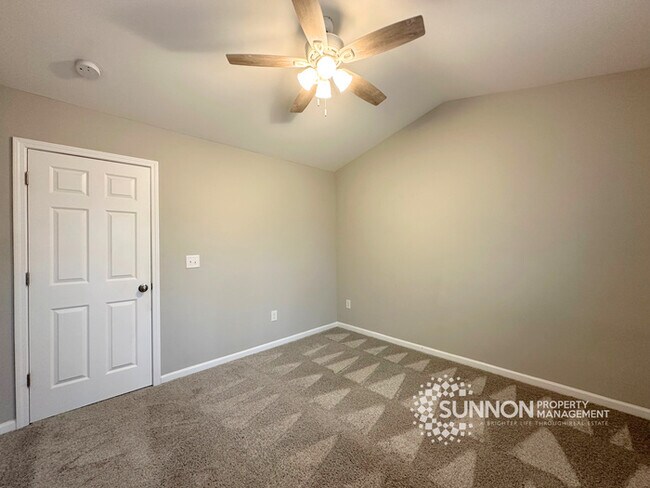 Building Photo - Beautifully Remodeled 3BR/2.5BA Townhome
