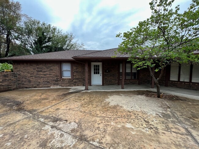 Building Photo - 634 N Caddy Ln