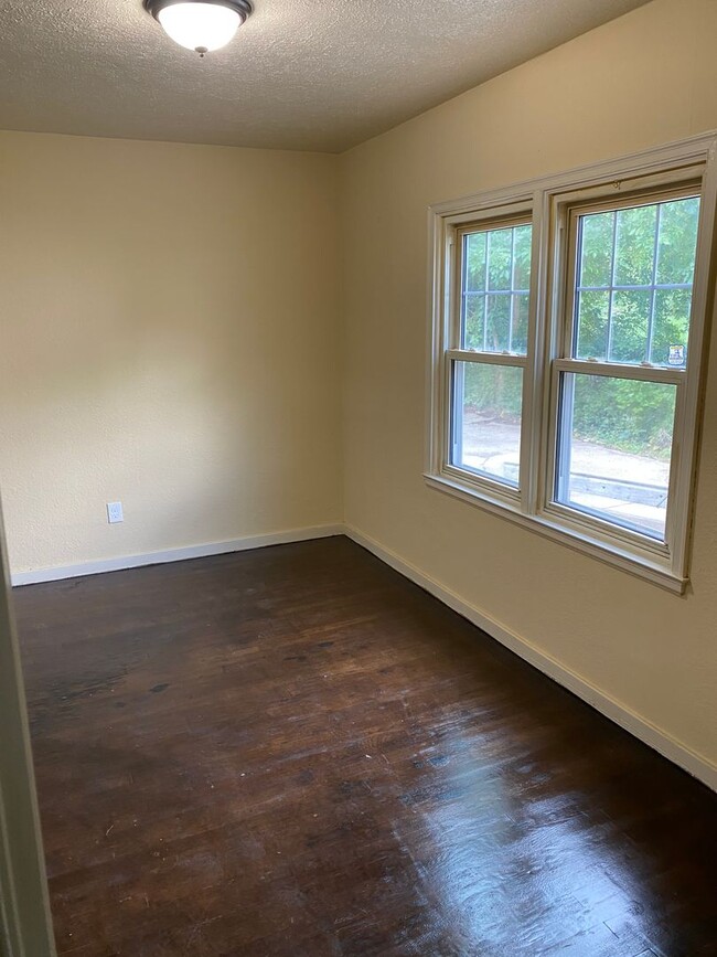 Building Photo - Beautiful 2 Bedroom with Hardwood Floors