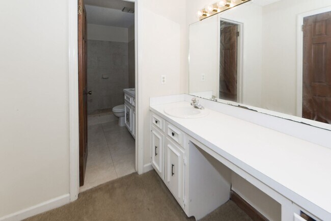 Building Photo - 5 Bedroom 3 Bath Home in Parkshore - Charl...