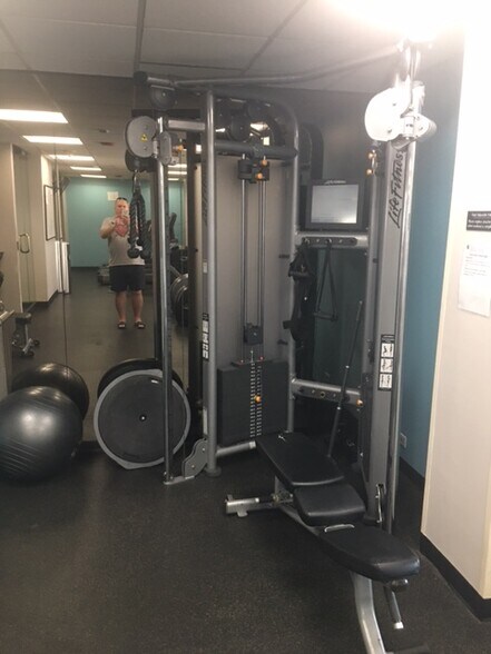 Building Photo - 2650 N Lakeview Ave