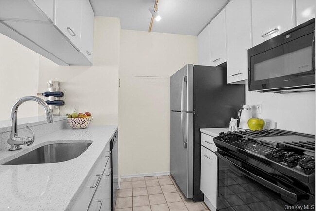 Building Photo - 4 Martine Ave