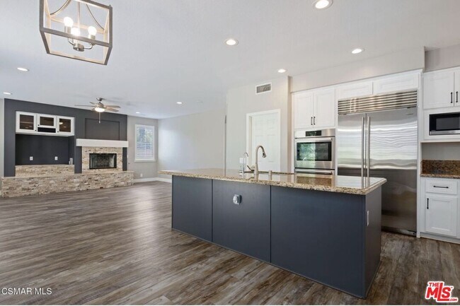 Building Photo - 335 Kitetail St