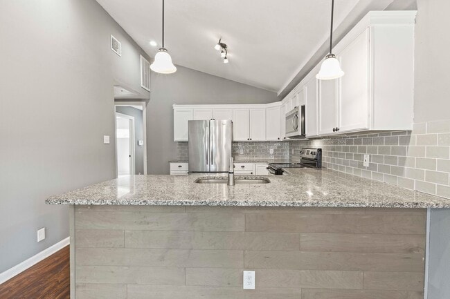 Building Photo - Fully renovated home close to downtown
