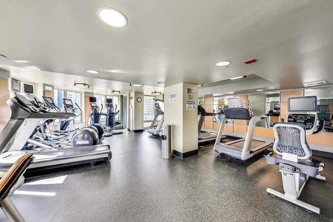 Building Photo - 345 N La Salle Dr